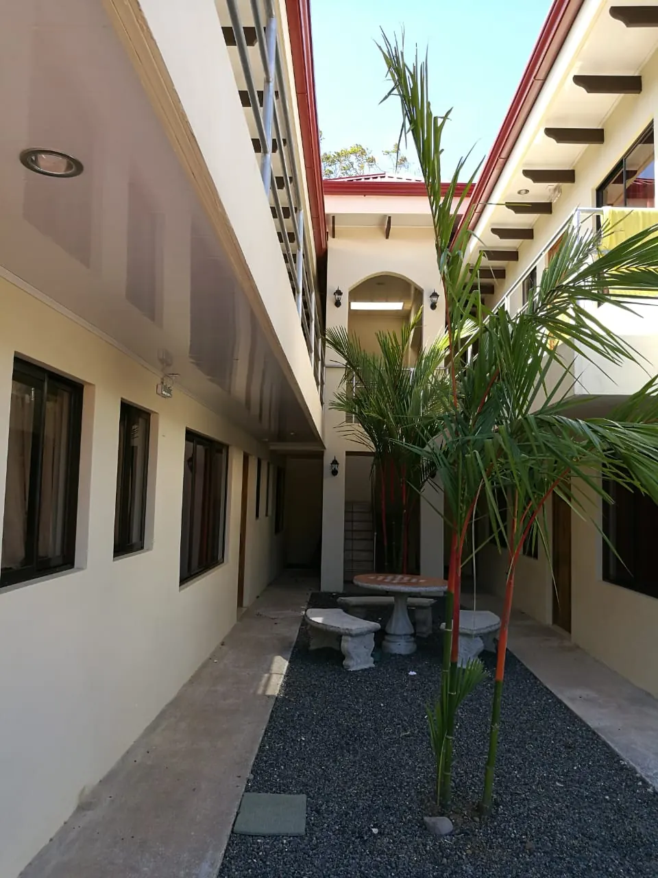 Pasillo interior y jardin de apartamentos terminados en Santa Clara, San Carlos.