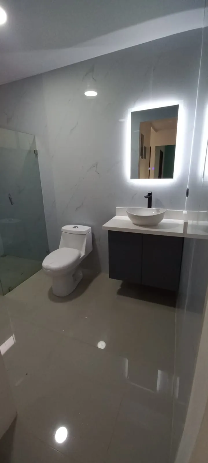 Espejo con luz led, baño y lavamanos.
