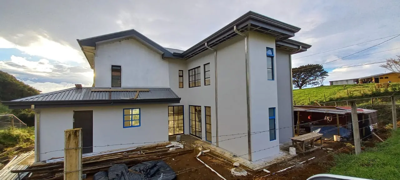 Casa blanca en construccion en San Vicente, San Carlos.