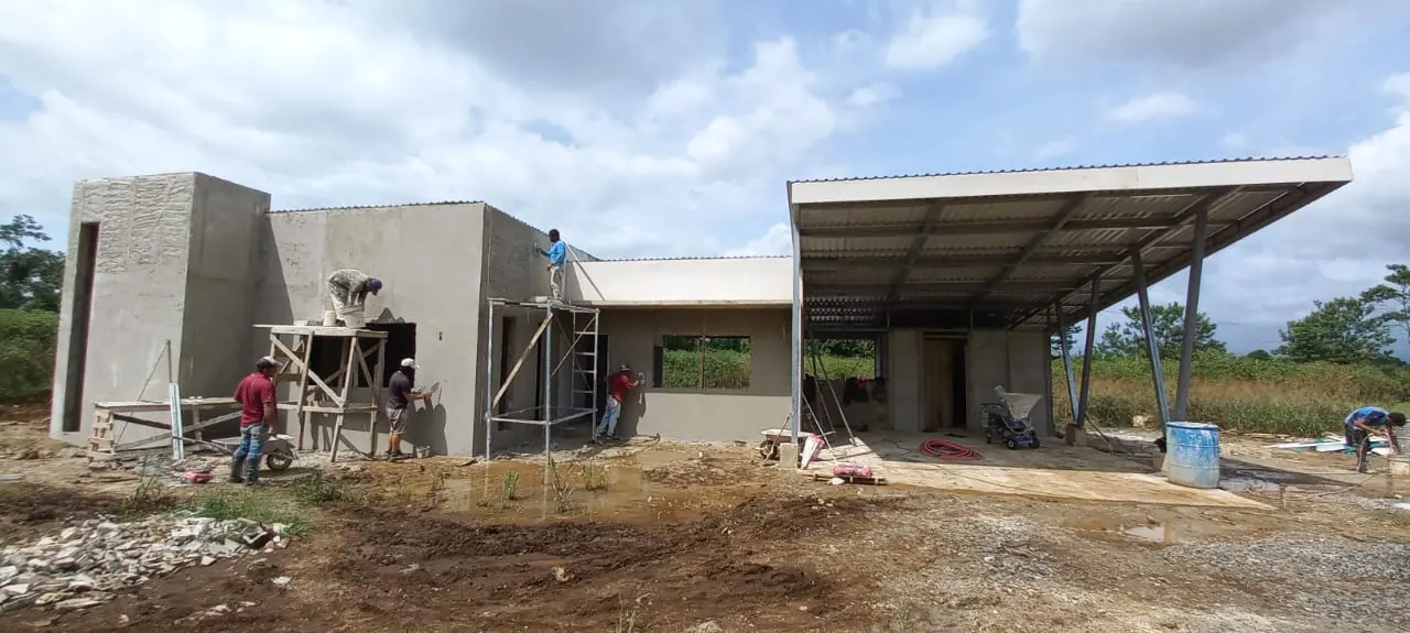 Fachada frontal de casa en construccion en obra gris en La Tigra, San Carlos.