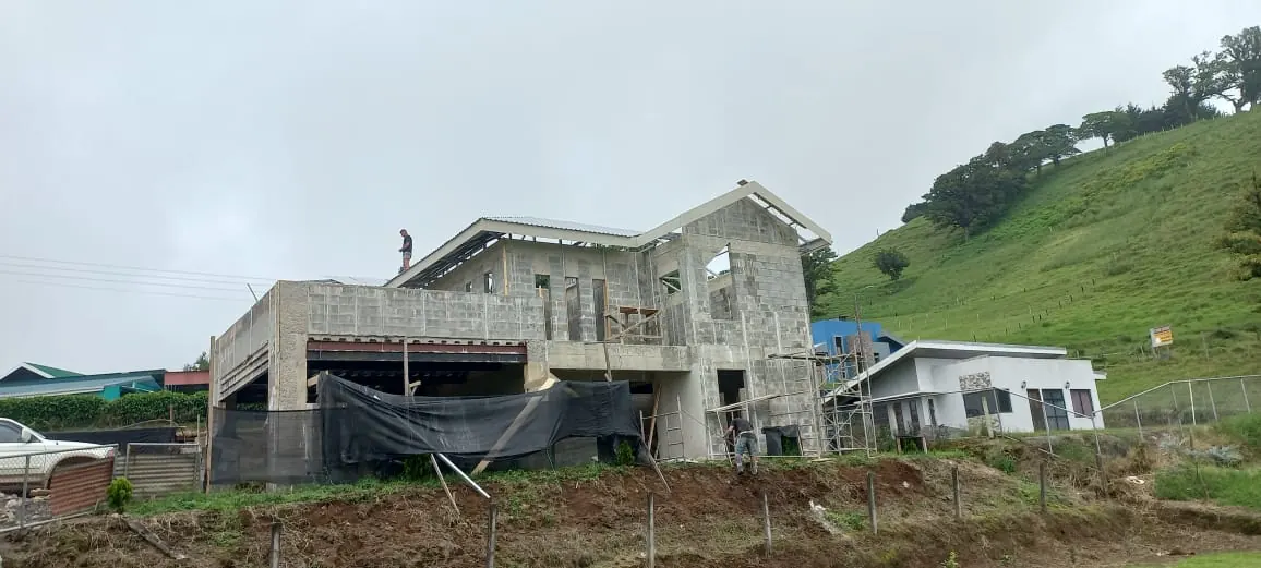 Casa en construccion, obra gris, en San Vicente, San Carlos.