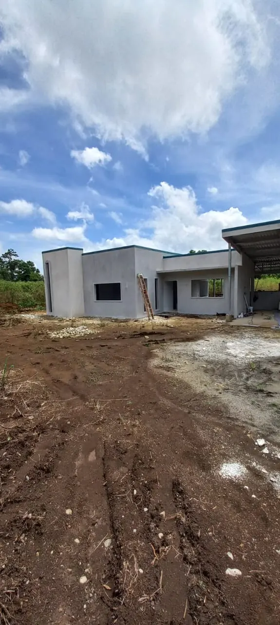 Fachada de casa en construccion en La Tigra, San Carlos.