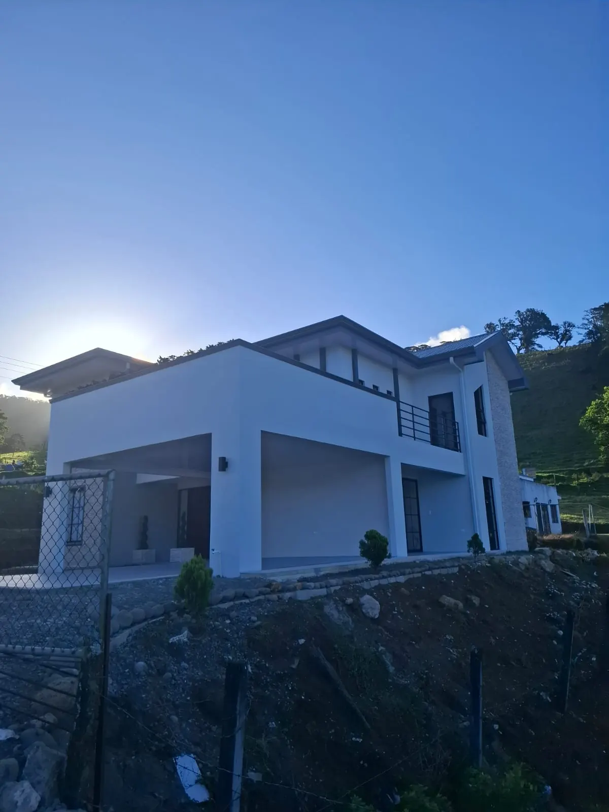 Costado de fachada de casa de dos pisos terminada en San Vicente, San Carlos.