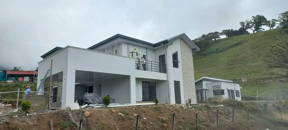 Casa en construccion, techo en estrucctura metalica, San Vicente, San Carlos.
