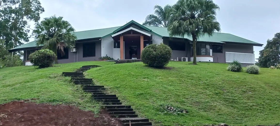 Fachada y jardin de la casa.