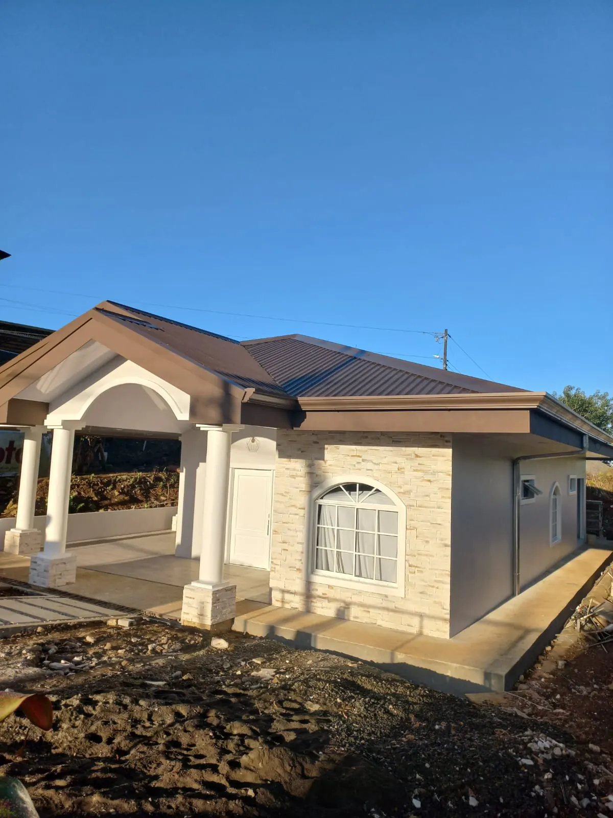 Renovacion de techo y fachada de casa.