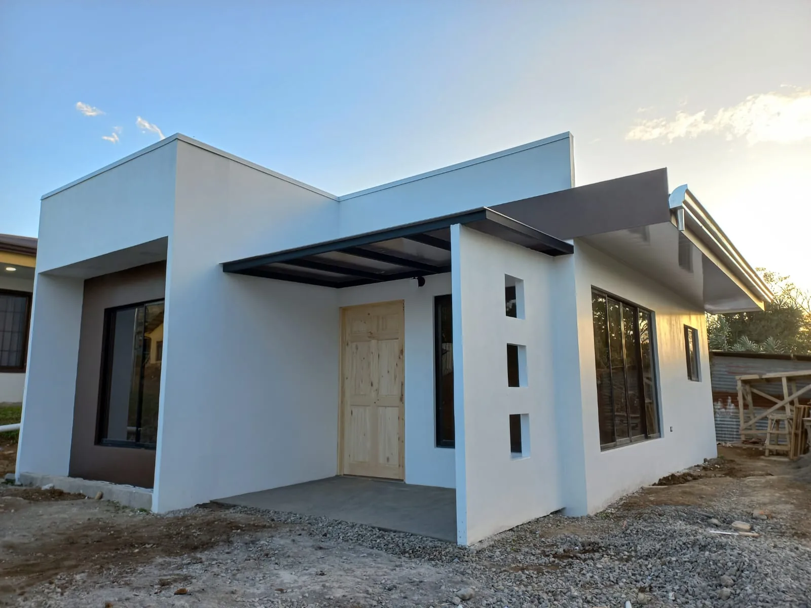Fachada de casa blanca moderna.