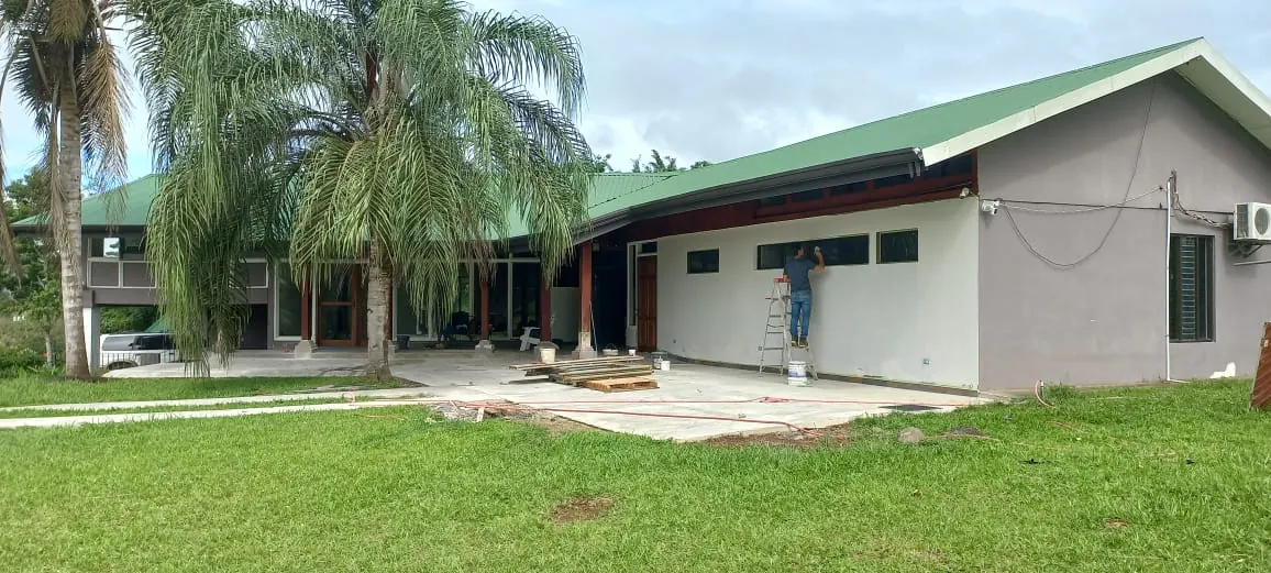 Remodelacion de pintura en pared de la casa.