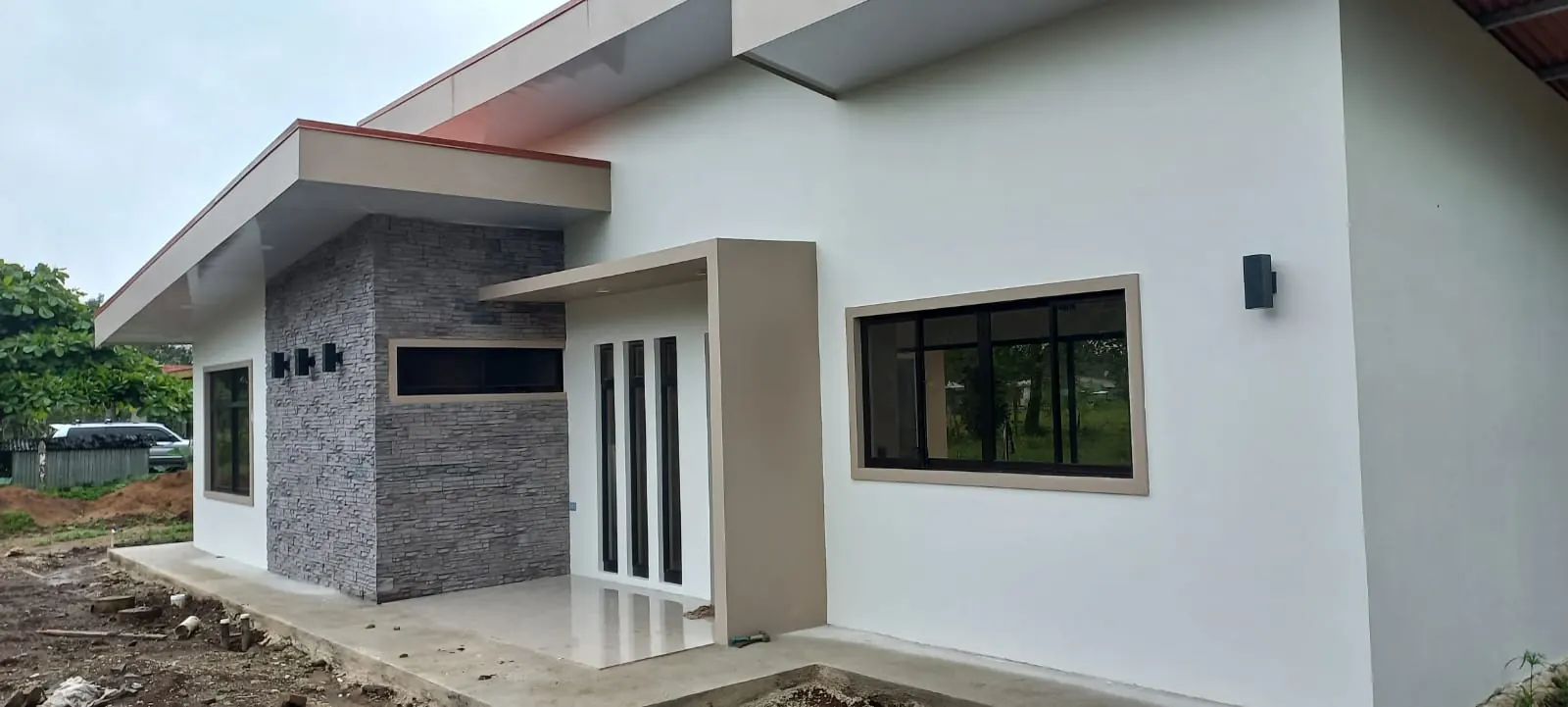 Costado de fachada de casa terminada en La Palmera, San Carlos.