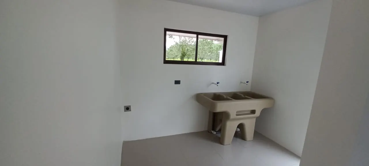 Cuarto de pilas con ventanas.