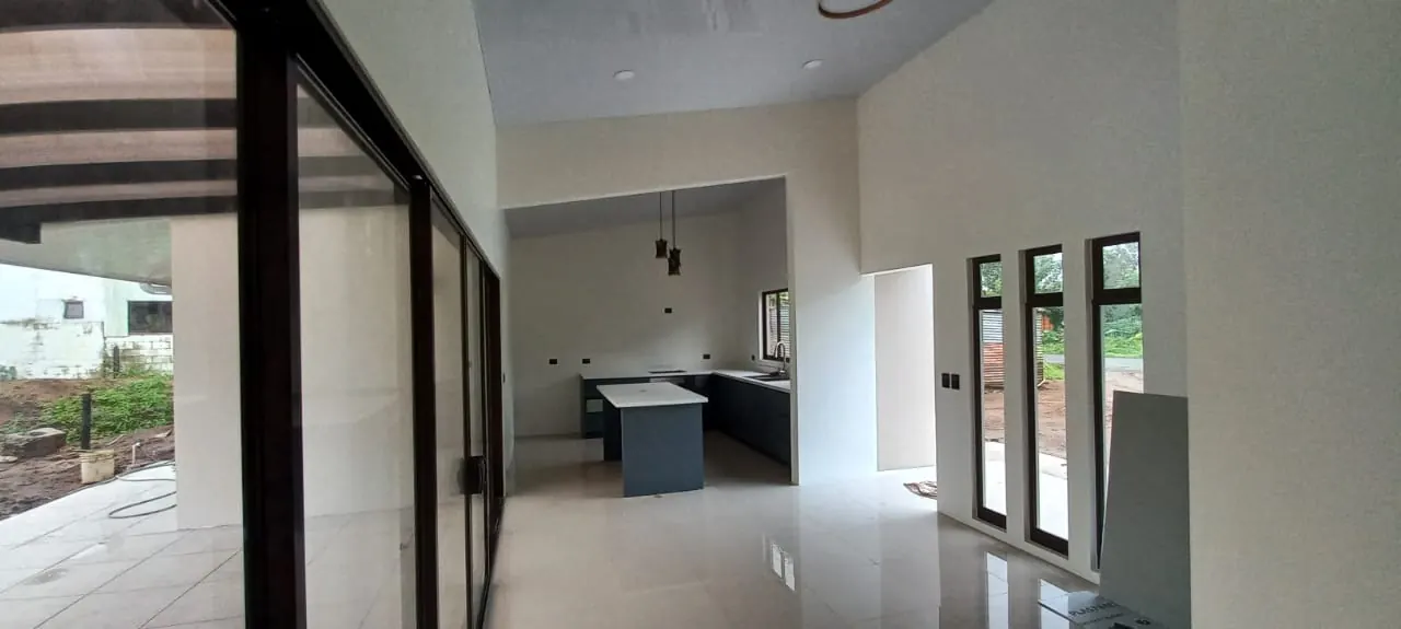 Sala y cocina conectadas.
