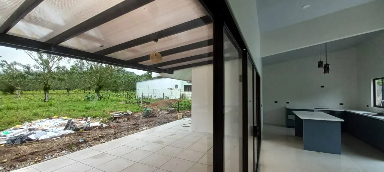 Terraza con vista al jardin y estructura del techo.