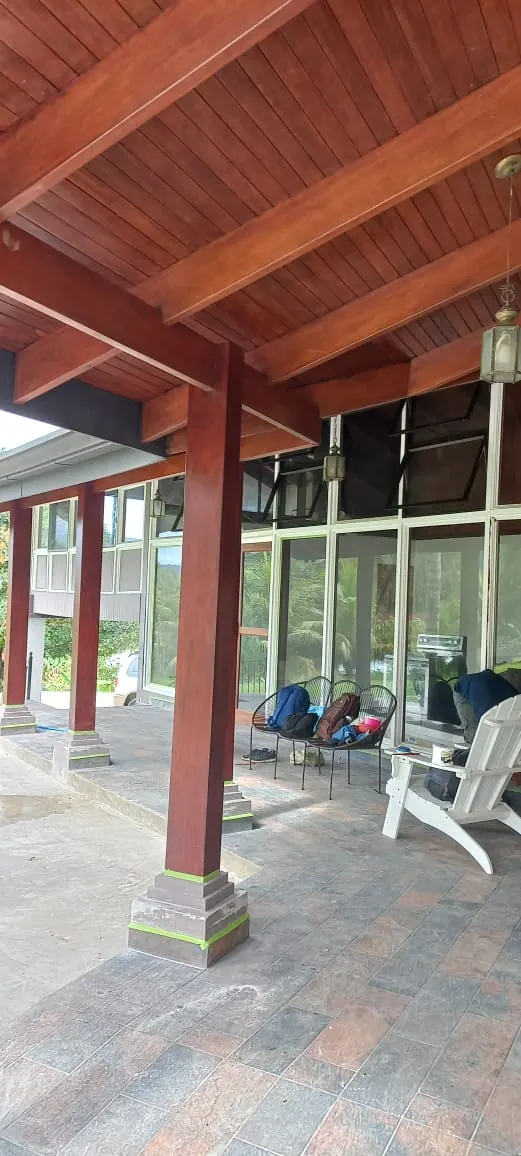 Vigas en madera de la terraza de la casa.